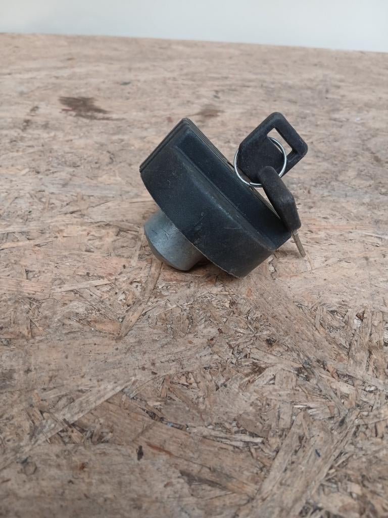 Universele Tankdop met Sleutel - Diameter 7 cm, Gebruikt, Info@universeleonderdelen.nl, Universele Auto Onderdelen B.V., Ophalen of Verzenden