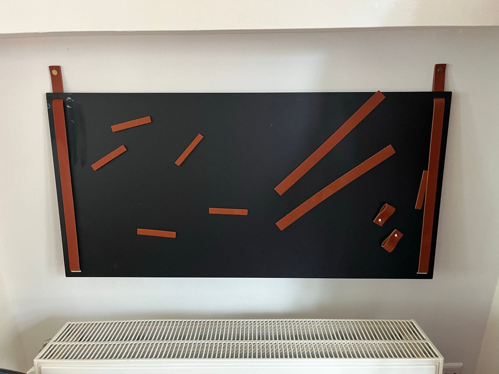 Zwart wandbord met leren details - lichte beschadiging, Ophalen, Metaal, Gebruikt, Zwart