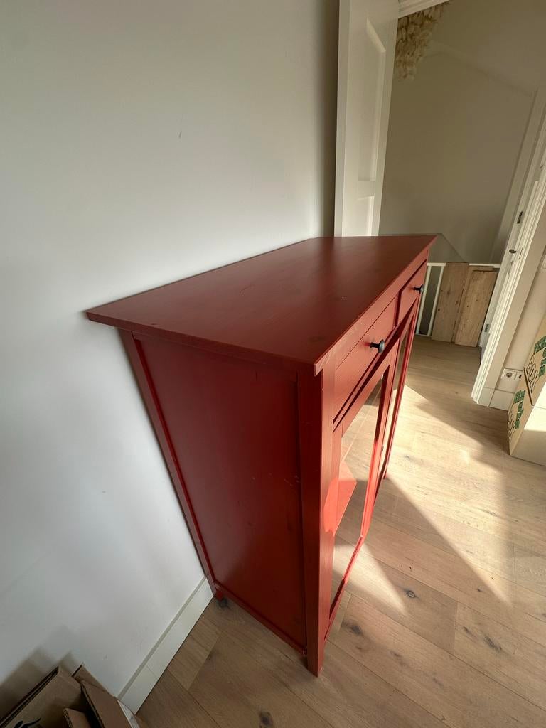 Rood kastje met glazen deuren en lades, Huis en Inrichting, Ophalen, Gebruikt