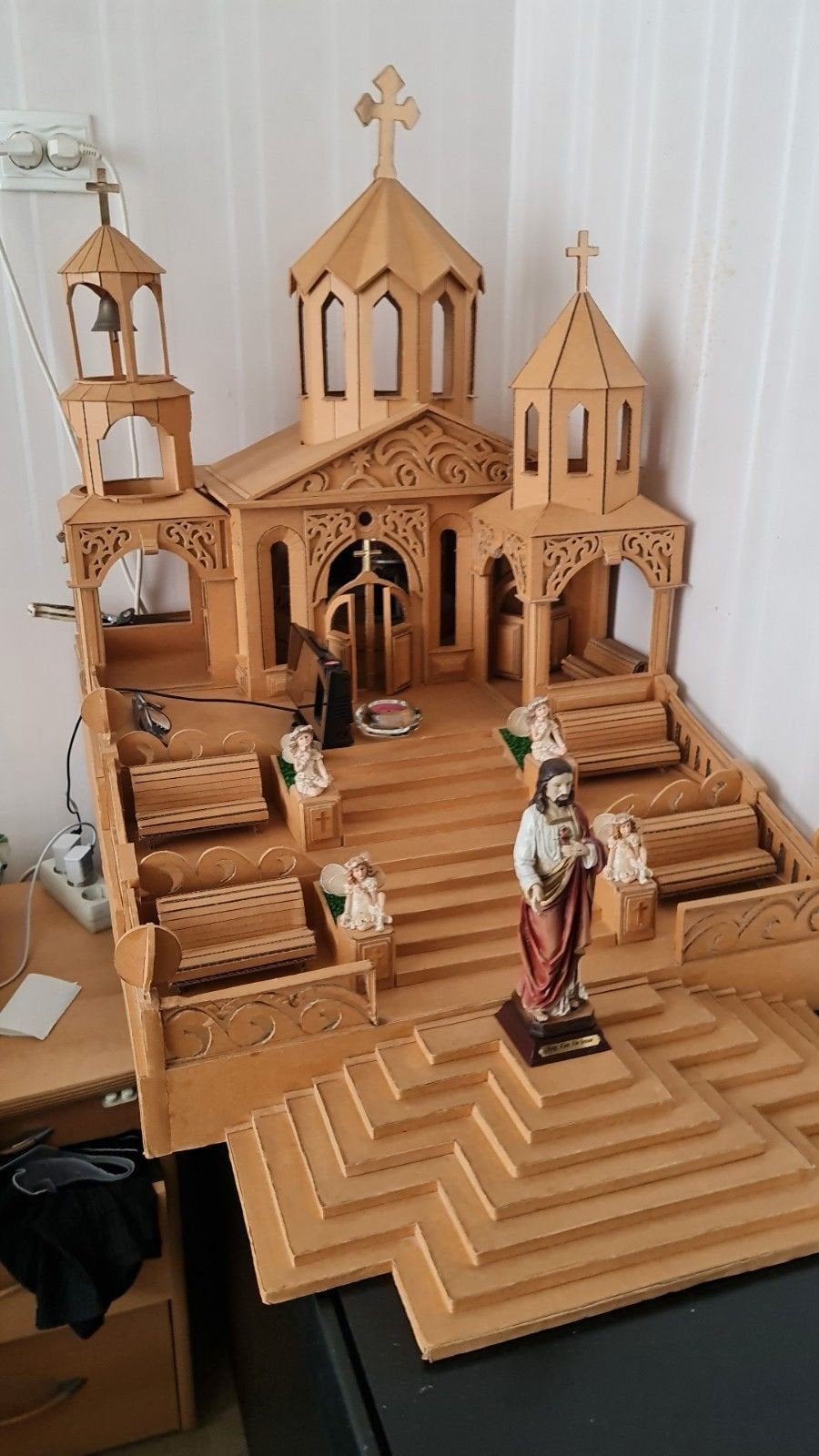 Uniek handgemaakt kartonen kerkmodel met figuren, Ophalen of Verzenden