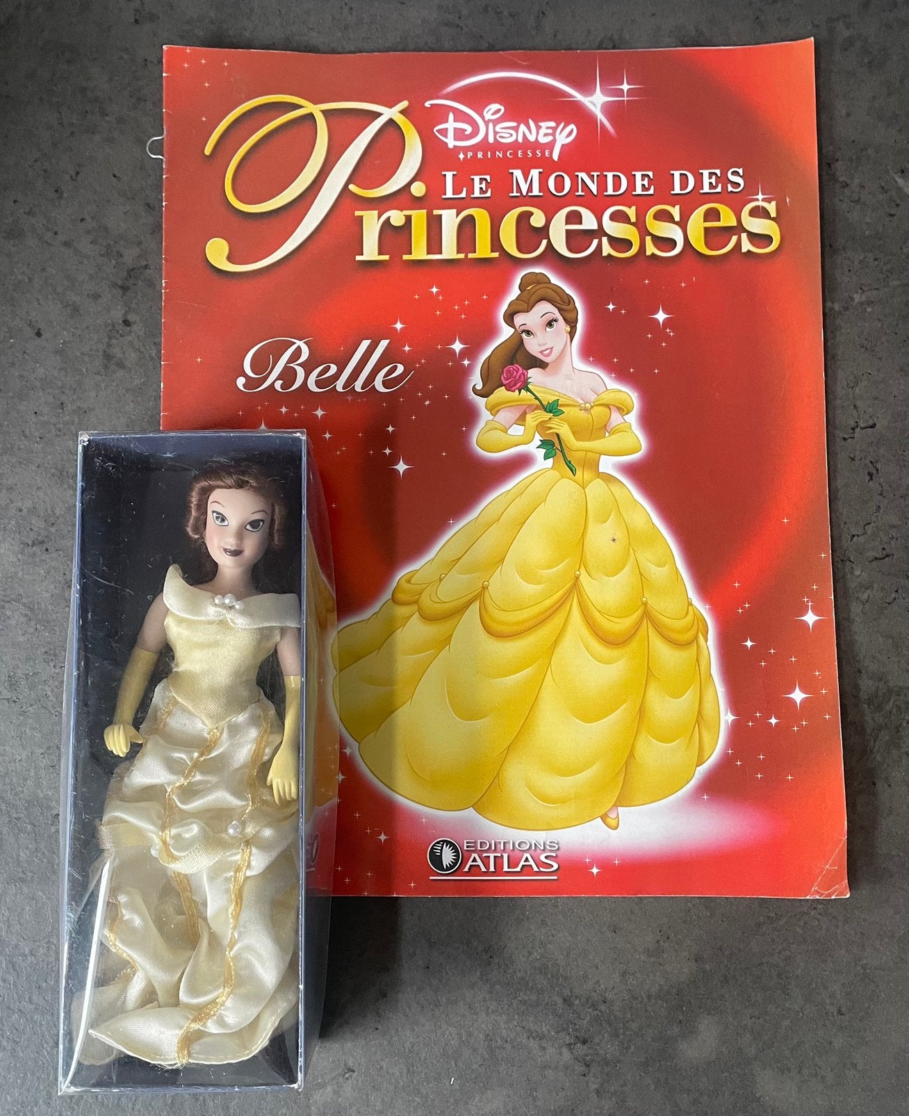 Belle beeldje + magazine, Ophalen of Verzenden, Assepoester of Belle, Zo goed als nieuw, Beeldje of Figuurtje