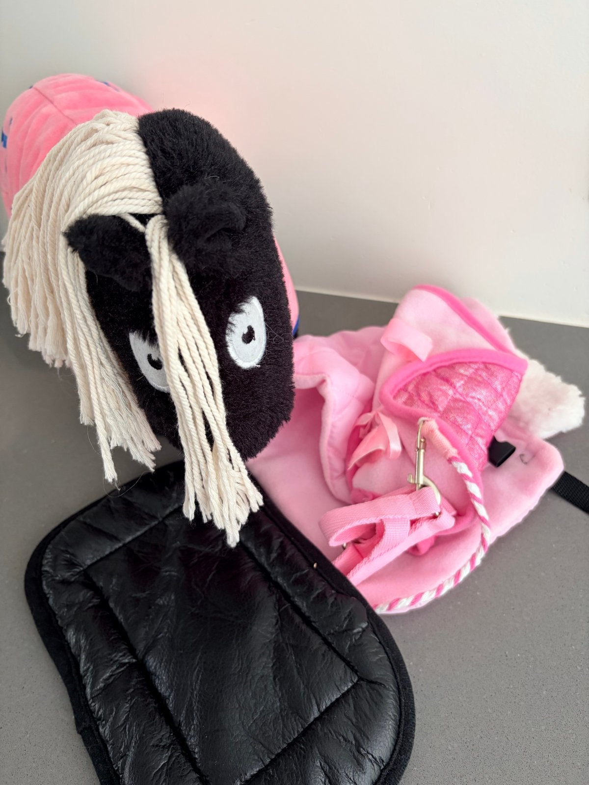 Crafty ponies: Zwart paard knuffel met deken en accessoires, Paard, Zwart, Ophalen of Verzenden, Zo goed als nieuw