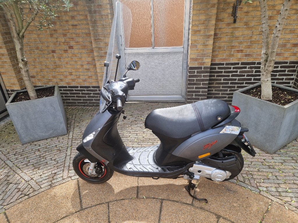 Piaggio Zip Injectie uit 2022 met lage kilometerstand, Ophalen, Zip, Zo goed als nieuw, Benzine