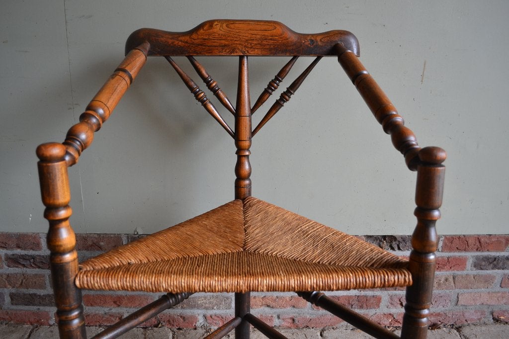 Prachtige antieke eiken houten hoekstoel met biezen zitting, Verzenden