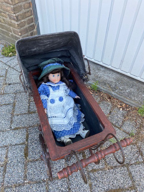 Vintage poppenwagen met oude pop ., Ophalen, Gebruikt, Pop