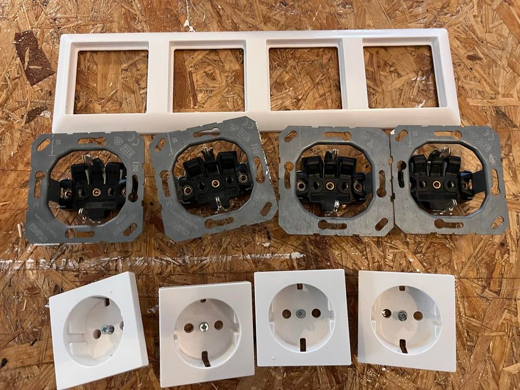4 Jung stopcontacten met opbouw frame, Ophalen of Verzenden, Gebruikt, Stopcontact