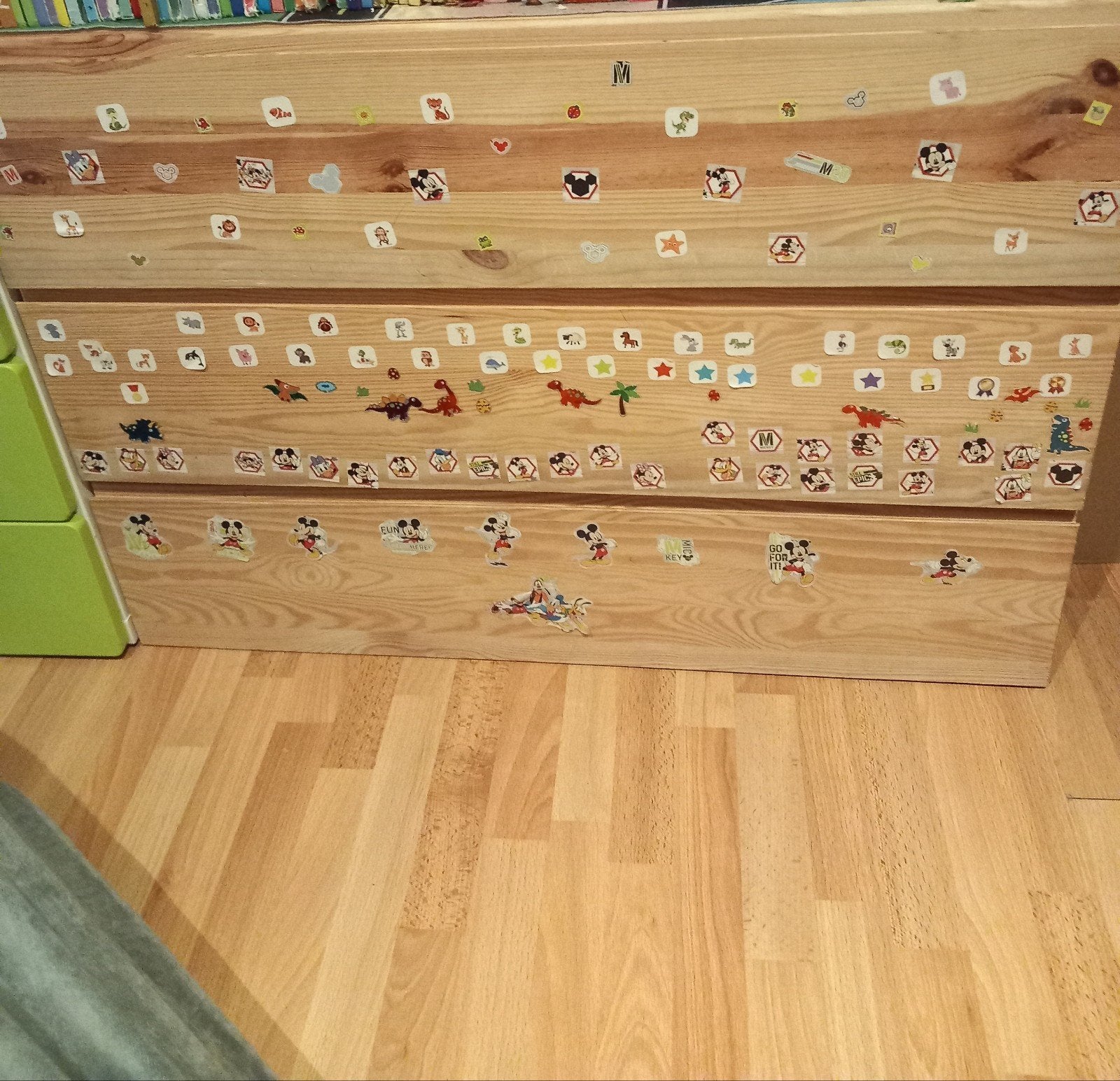 Houten commode met lades en stickers, Ophalen, Gebruikt, 50 tot 70 cm, 75 tot 100 cm