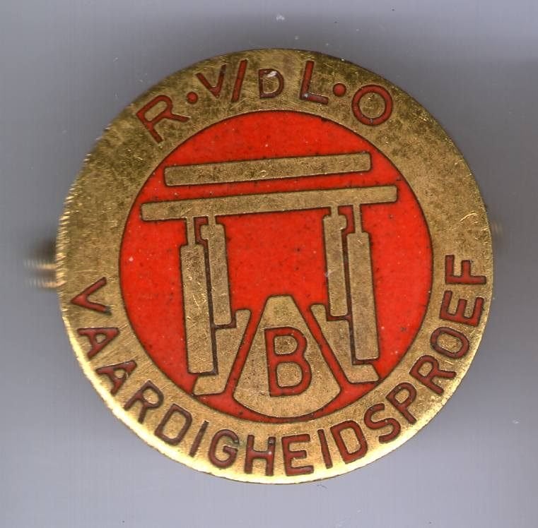R. v.d L.O. Vaardigheidsproef B email/koper broche ( Y_201), Ophalen of Verzenden, Zo goed als nieuw, Sport, Speldje of Pin
