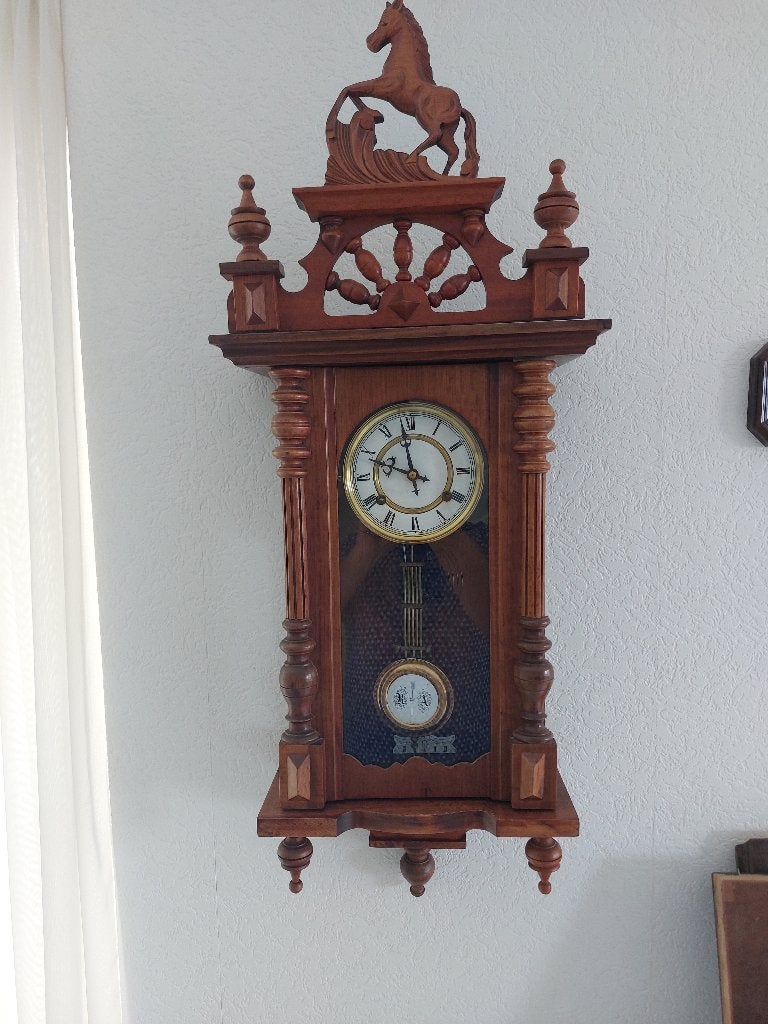 'Regulator' wandklok met slinger, Ophalen