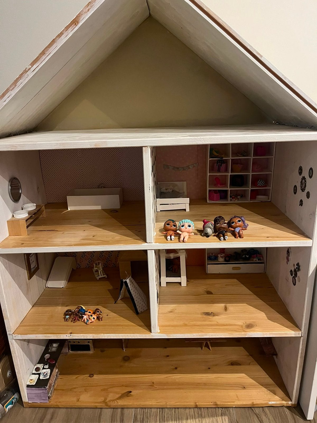 Groot houten poppenhuis met accessoires en poppen, Ophalen of Verzenden, Gebruikt, Poppenhuis