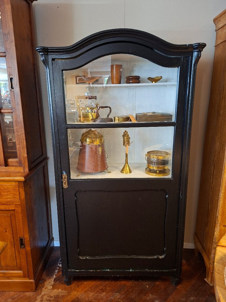Zwarte brocante vitrinekast, Huis en Inrichting, Ophalen, Met deur(en), 50 tot 100 cm, Zo goed als nieuw