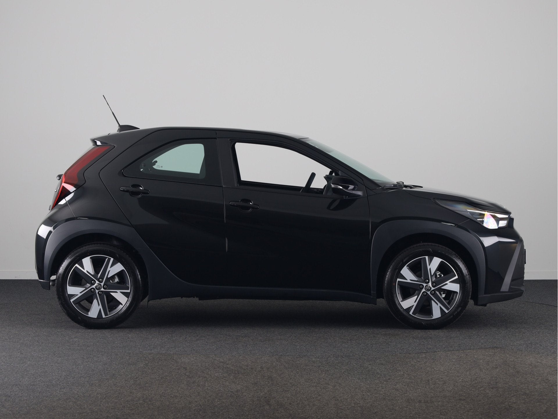 Toyota Aygo X Hybrid 115 play *NIEUW* | Go Pack | Metaallak, 12 maanden, Stof, Zwart, 4 stoelen