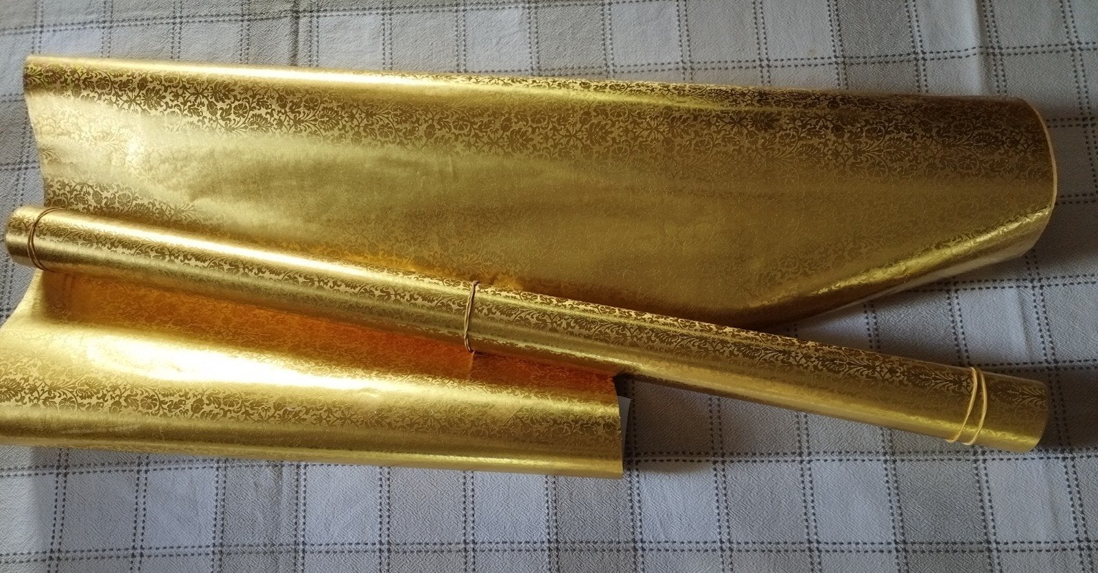 goud metallic knutsel papierrol  met design, 76 cm x 400 c, Overige thema's, Ophalen of Verzenden, Zo goed als nieuw, Papier of Karton