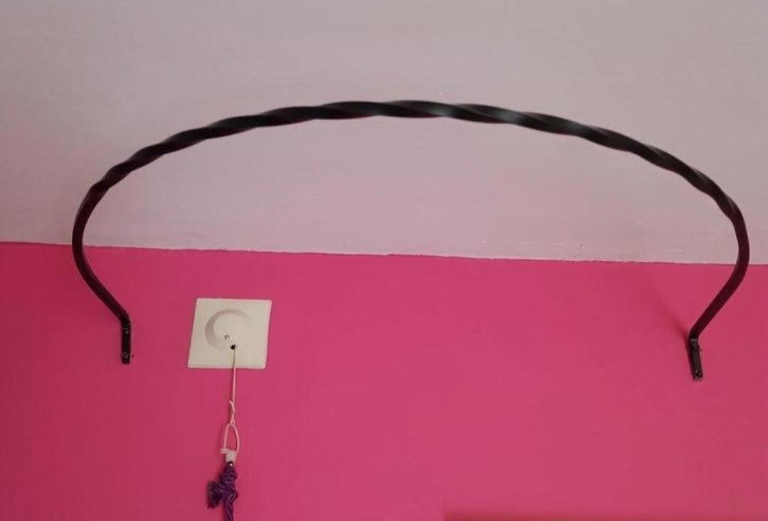 Halfronde beugel om gordijnen boven bed te hangen., Ophalen, Zo goed als nieuw