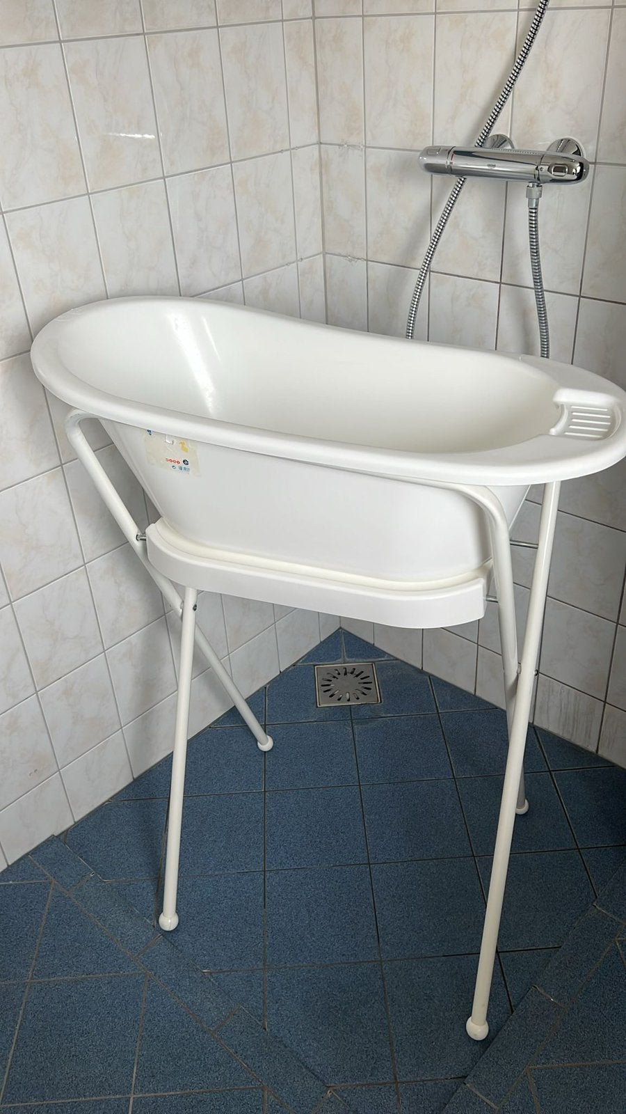 Te koop; wit baby badje met standaard, Kinderen en Baby's, Badjes en Verzorging, Ophalen, Zo goed als nieuw, Badje