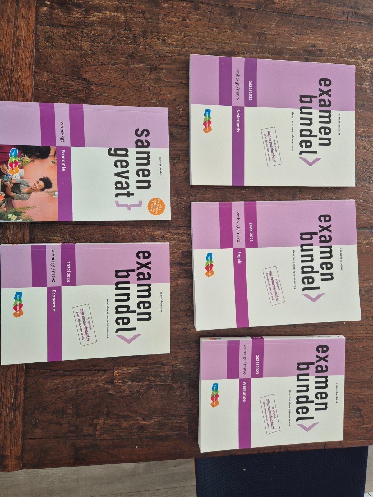 4x Examenbundels en 1x Samengevat VMBO gt/mavo, Ophalen of Verzenden, Zo goed als nieuw, Overige niveaus, Diverse auteurs