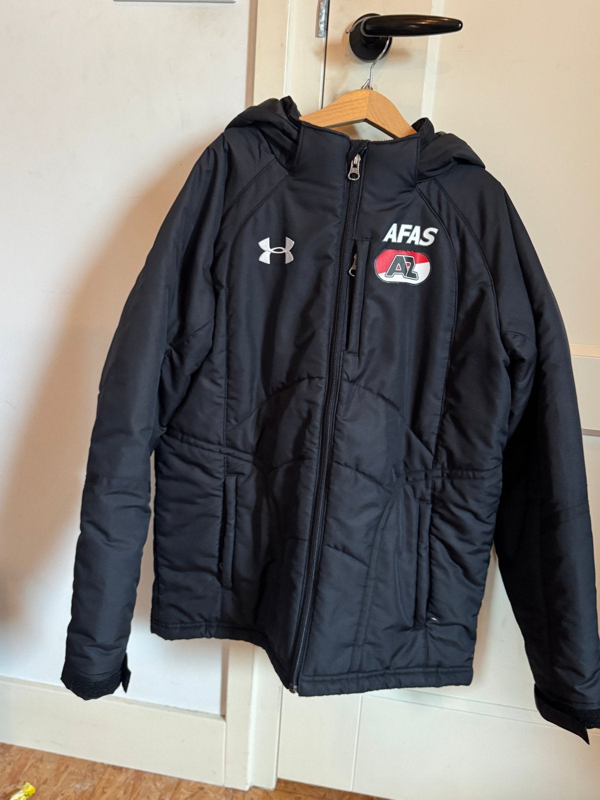 Under Armour AFAS AZ Winterjas - Zwart (YLG/JG/G), Ophalen of Verzenden, Zo goed als nieuw, Overige maten, Zwart