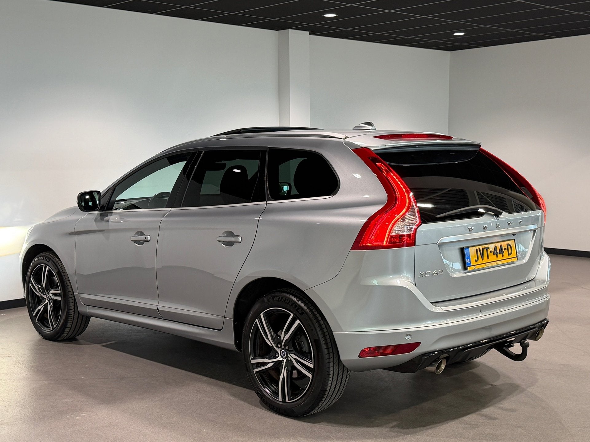 Volvo XC60 2.0 T5 Momentum R-Design Aut.|Trekhaak|Pano|Memor, 1969 cc, Bedrijf, XC60, Vierwielaandrijving