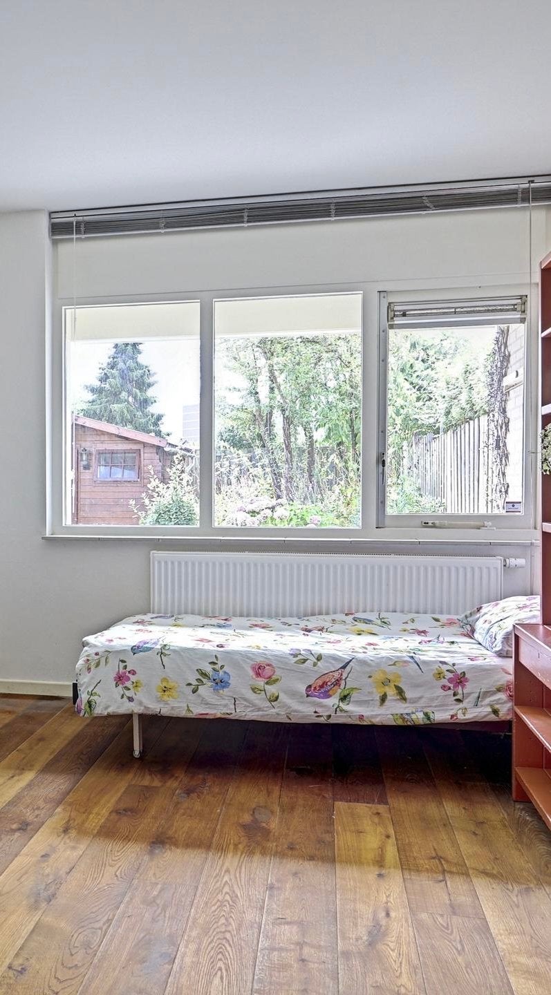 Eenpersoons bed met wieltjes - Zwart frame [MOET NU WEG], Ophalen, Gebruikt, Eenpersoons, Zwart