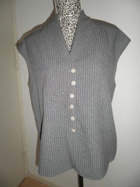 bloesje / gilet ., Ophalen of Verzenden, Nieuw, Maat 38/40 (M), Grijs
