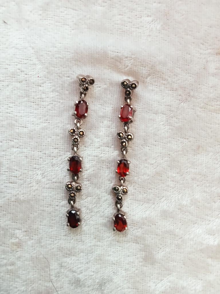 Mooie Lange Zilveren Oorstekers met Granaten en Markesietjes, Sieraden, Tassen en Uiterlijk, Antieke sieraden, Verzenden, Zilver