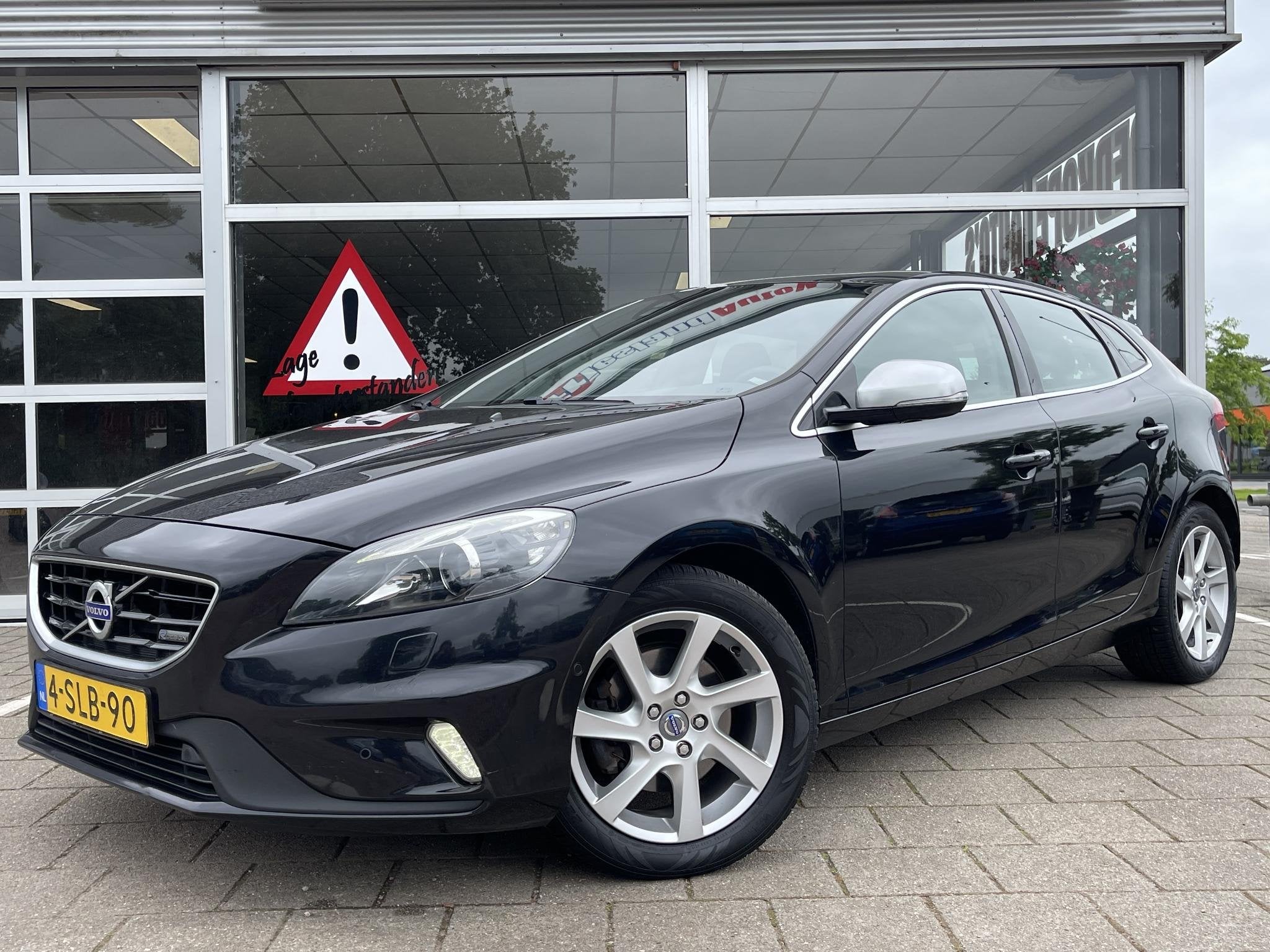 Volvo V40 1.6 T3 R-Design /Volleder/Cruise/Clima/Pano/Camera, Voorwielaandrijving, Gebruikt, 4 cilinders, Zwart