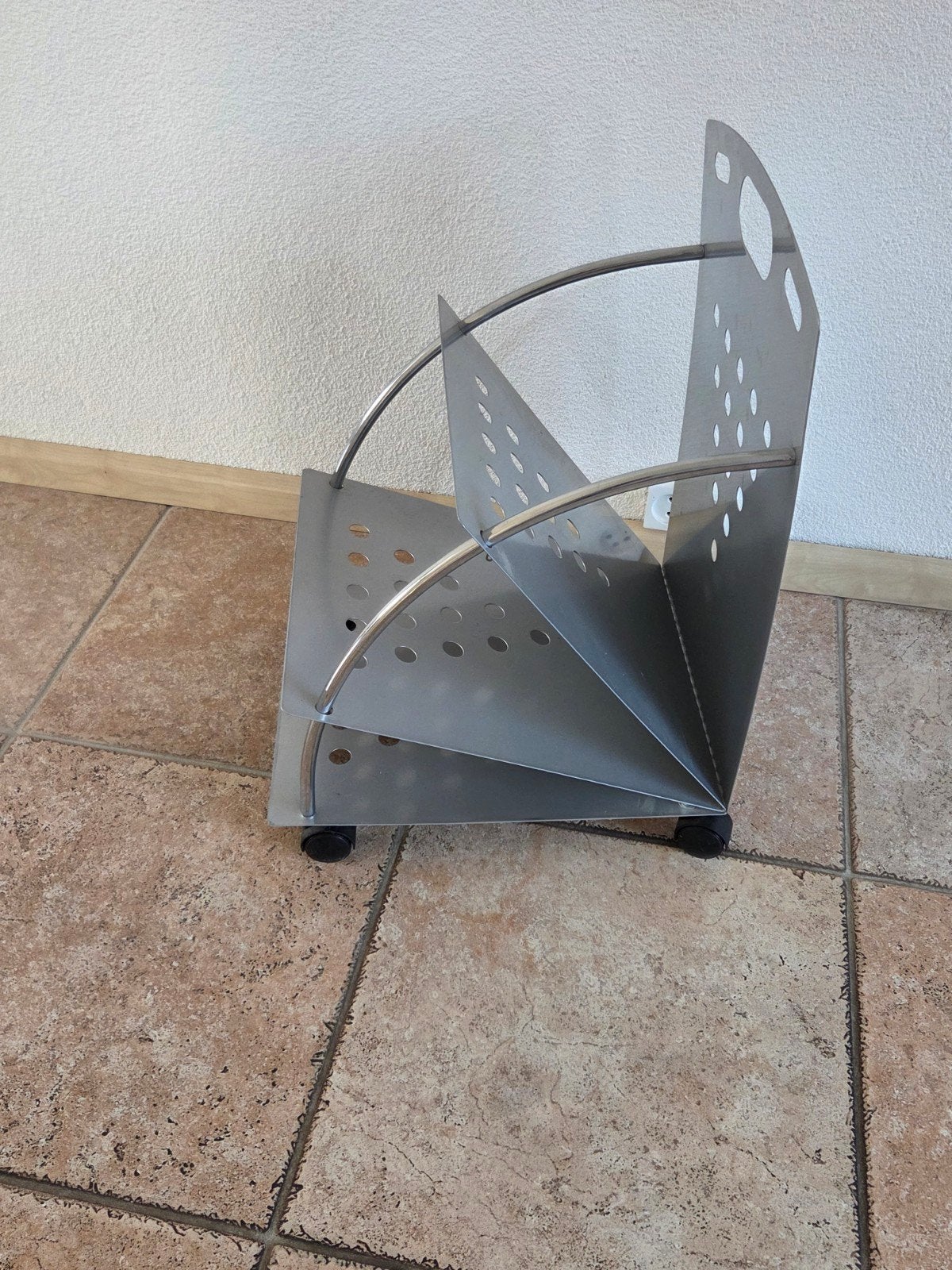 Modern metalen tijdschriftenrek op wieltjes, Ophalen, Gebruikt, Metaal, Modern