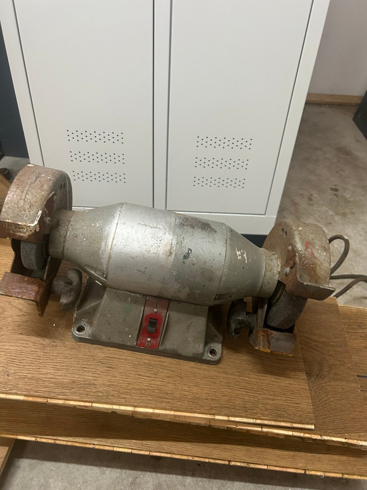 Goed werkende slijpmachine, Ophalen, Minder dan 700 watt, Werkbankslijpmachine