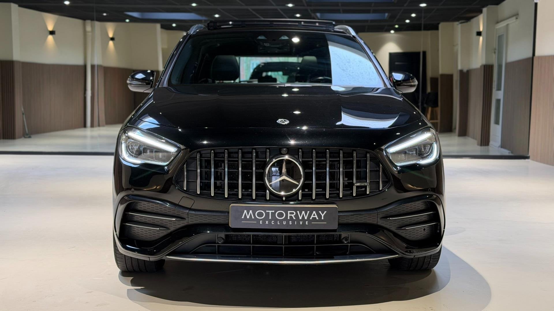 Mercedes-Benz GLA-klasse AMG 35 4Matic Pano|Memory|Camera|St, Auto's, Automaat, 4 cilinders, Zwart, Bedrijf