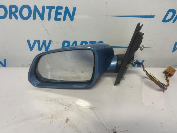 Buitenspiegel links van een Volkswagen Polo