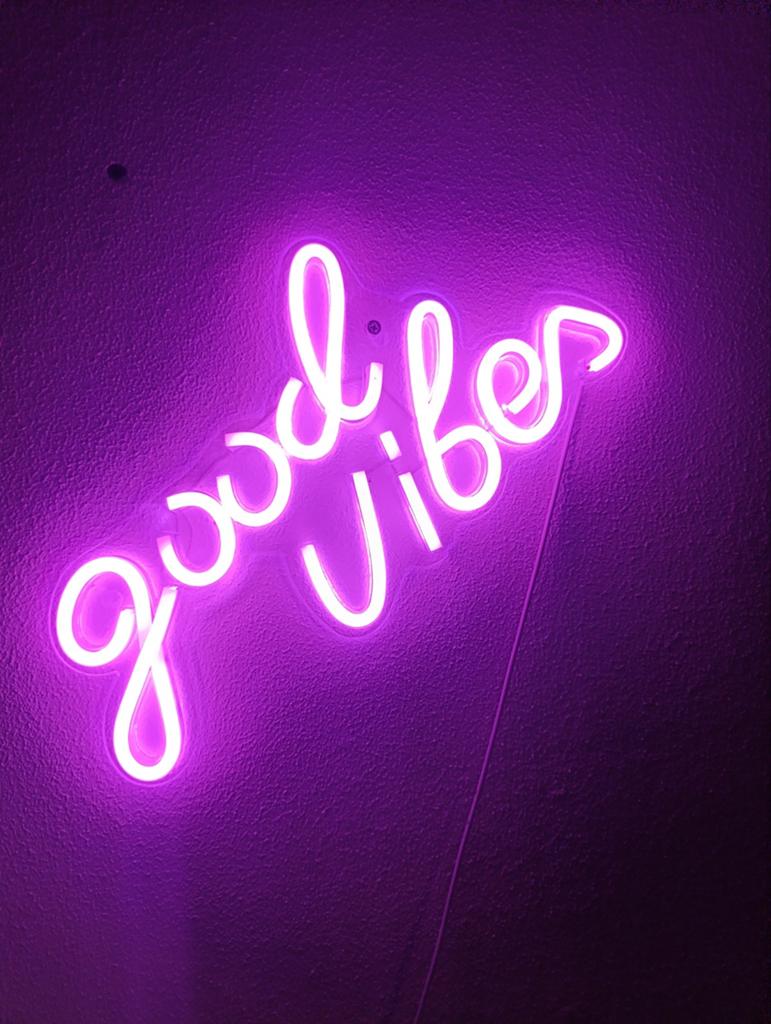 Neon LED bord "Good Vibes" - Paars, Ophalen of Verzenden, Zo goed als nieuw, Modern, Sfeervol, Decoratief