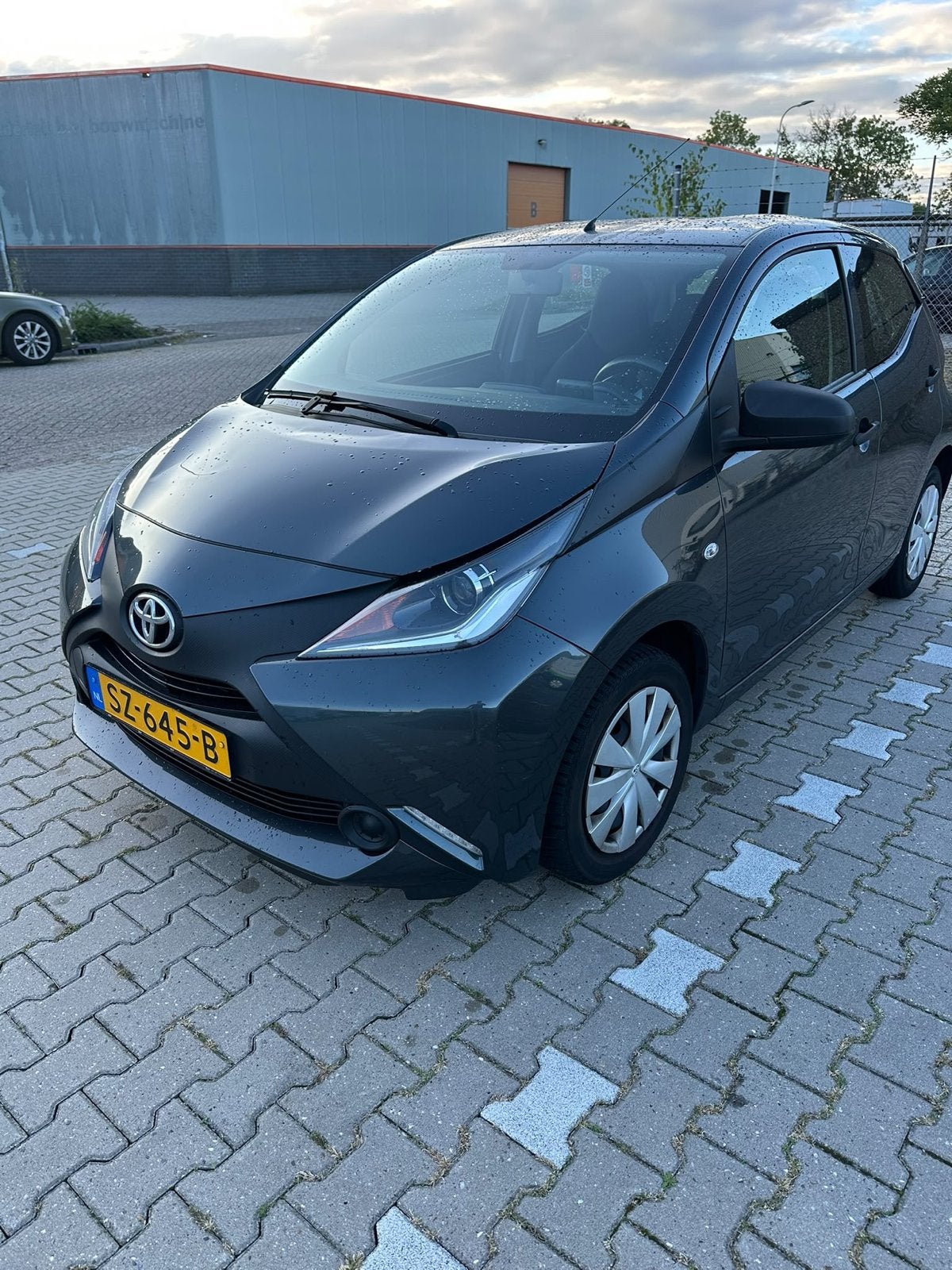 Toyota Aygo 1.0 - 5D 2018 Grijs, Auto's, Voorwielaandrijving, 4 stoelen, Origineel Nederlands, Handgeschakeld