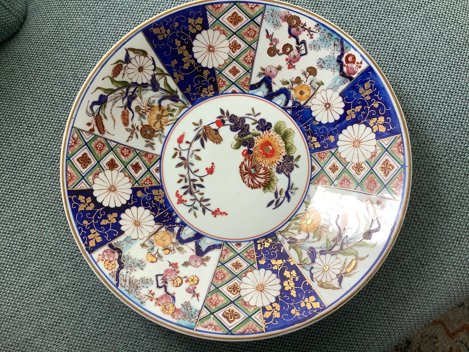 Japans Imari Porselijn Bord 36cm. 6 cm hoog.Handbeschilderd, Ophalen