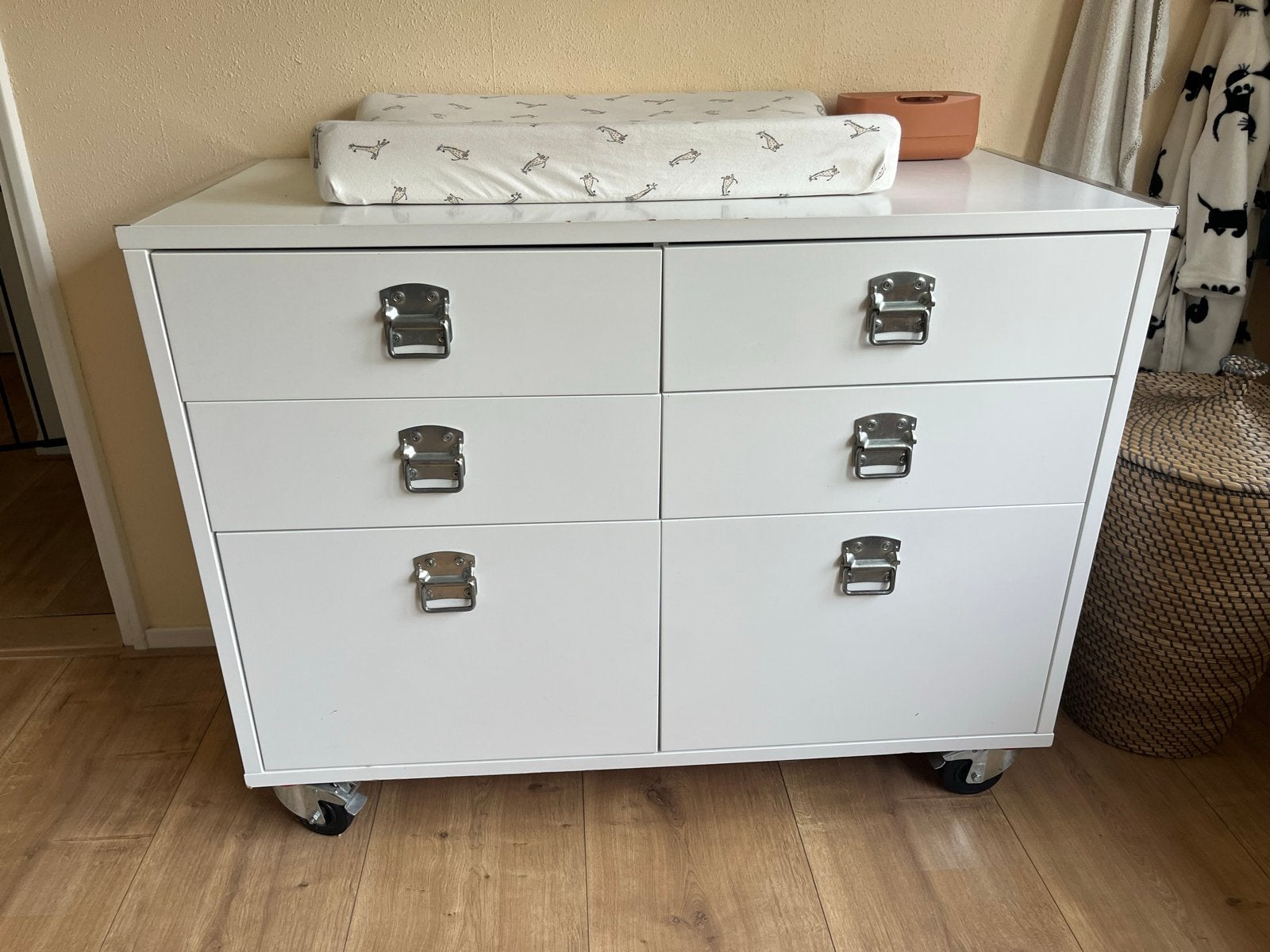 Witte commode met 6 lades en wieltjes, Ophalen, Gebruikt, 50 tot 70 cm, 100 cm of meer