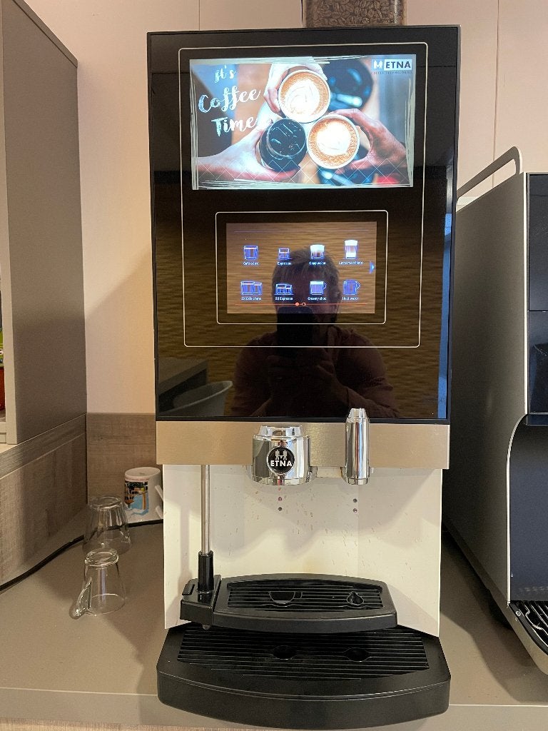 ETNA Koffiemachine met bonenreservoir en touchscreen, Ophalen, Afneembaar waterreservoir, Gebruikt, 10 kopjes of meer