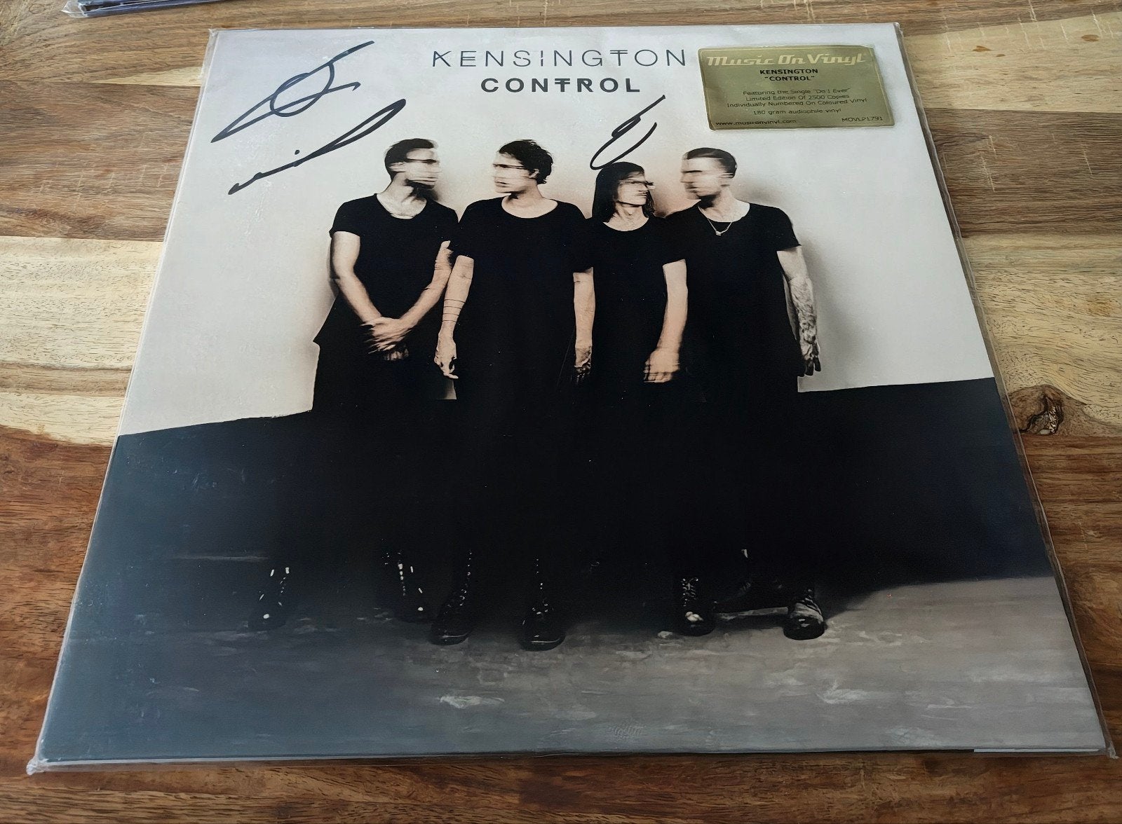 Kensington - Control (Gesigneerd, Limited Edition), Cd's en Dvd's, Vinyl | Rock, LP, Verzenden, Limited edition, Zo goed als nieuw