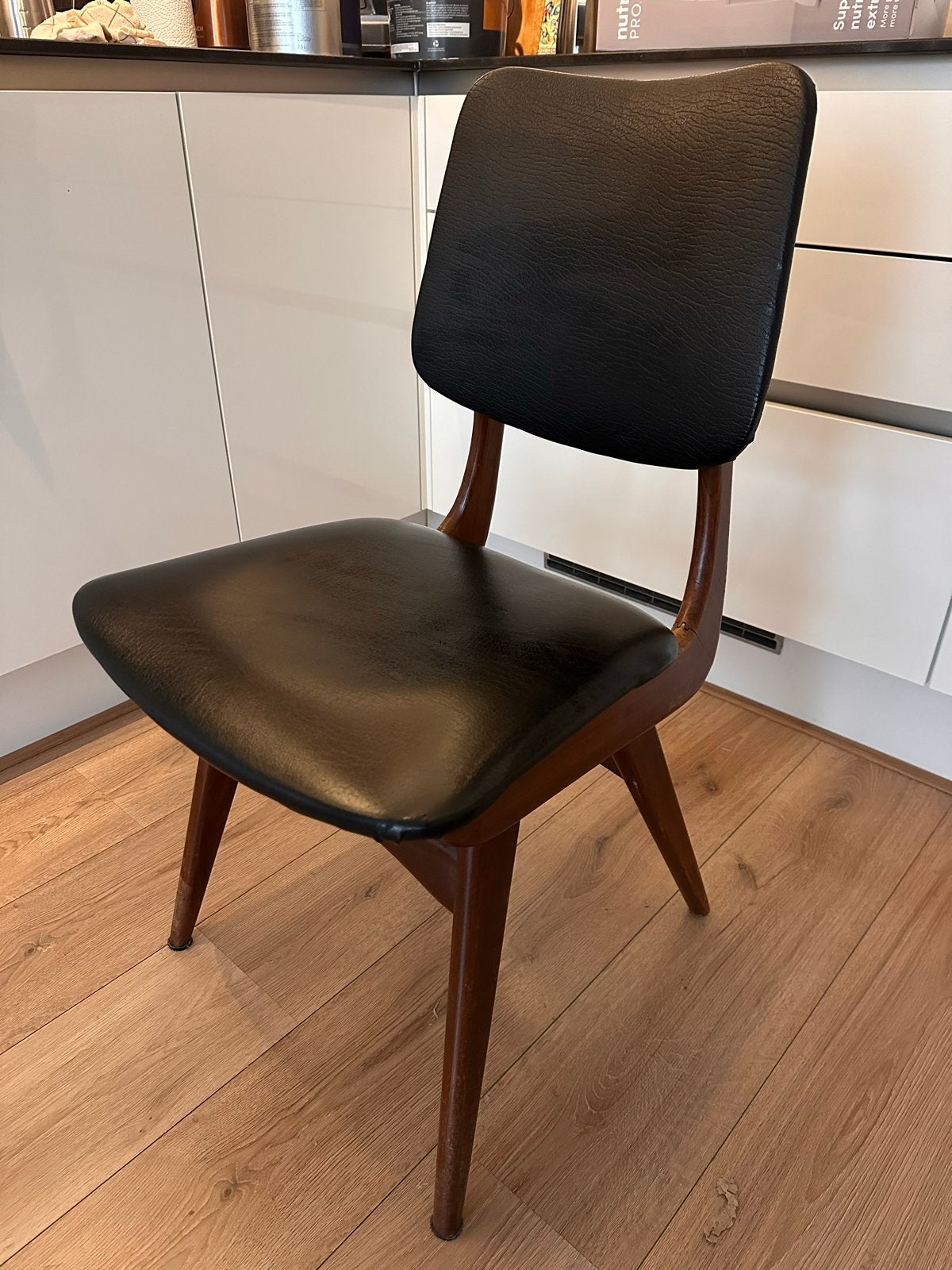 Vintage stoel met zwart kunstleer en houten frame, Ophalen