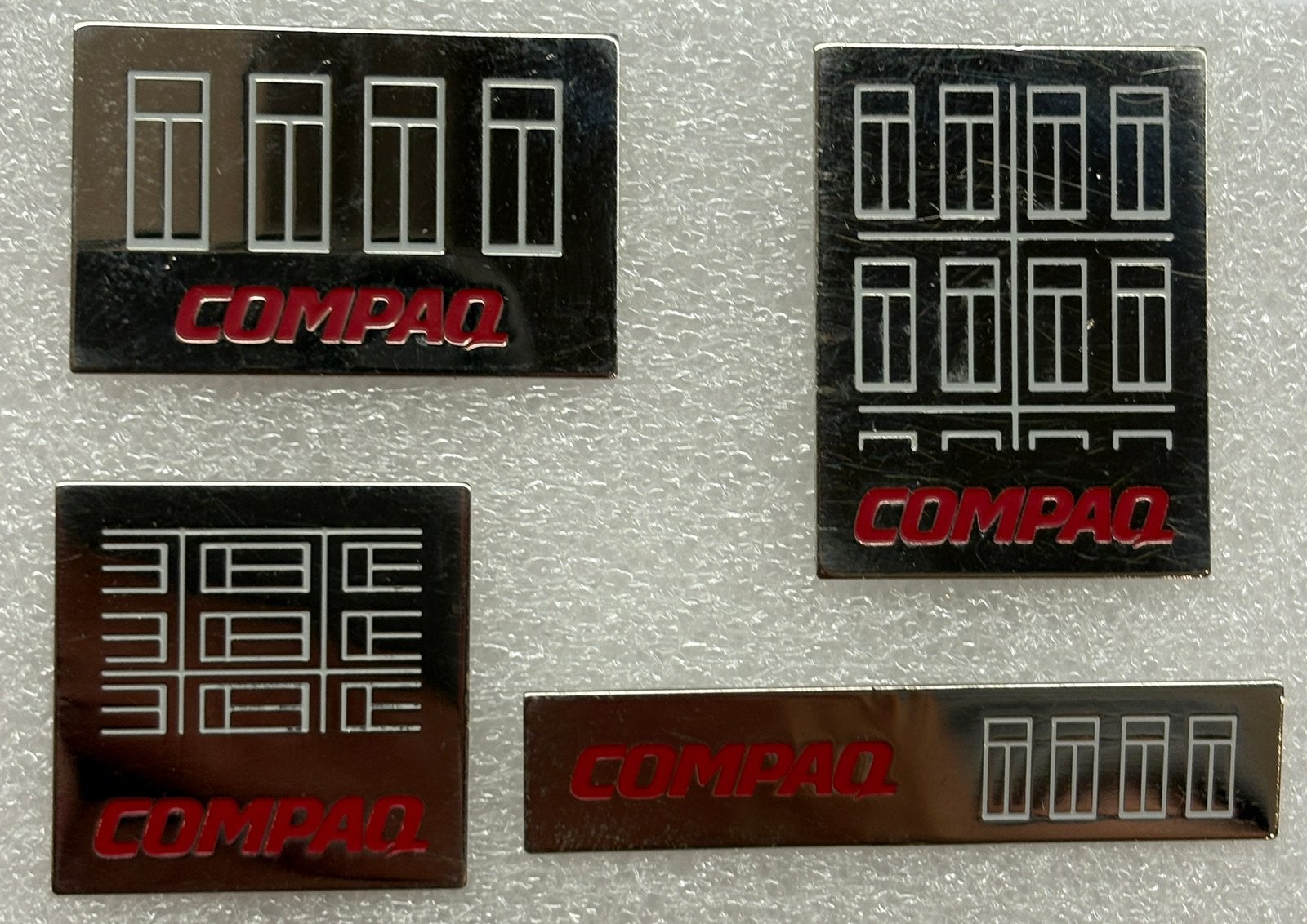 4 prachtige pins  van Compaq, Ophalen of Verzenden, Zo goed als nieuw