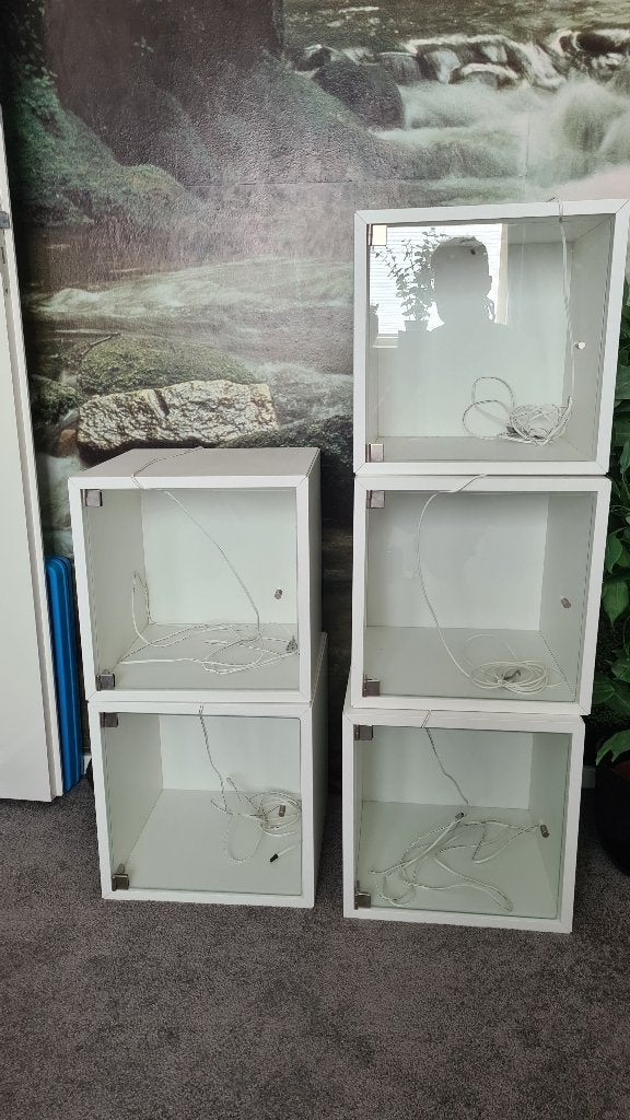 IKEA EKET kastjes met glazen deurtjes en verlichting, Huis en Inrichting, Kasten | Wandmeubels, Ophalen, Minder dan 150 cm, Minder dan 100 cm