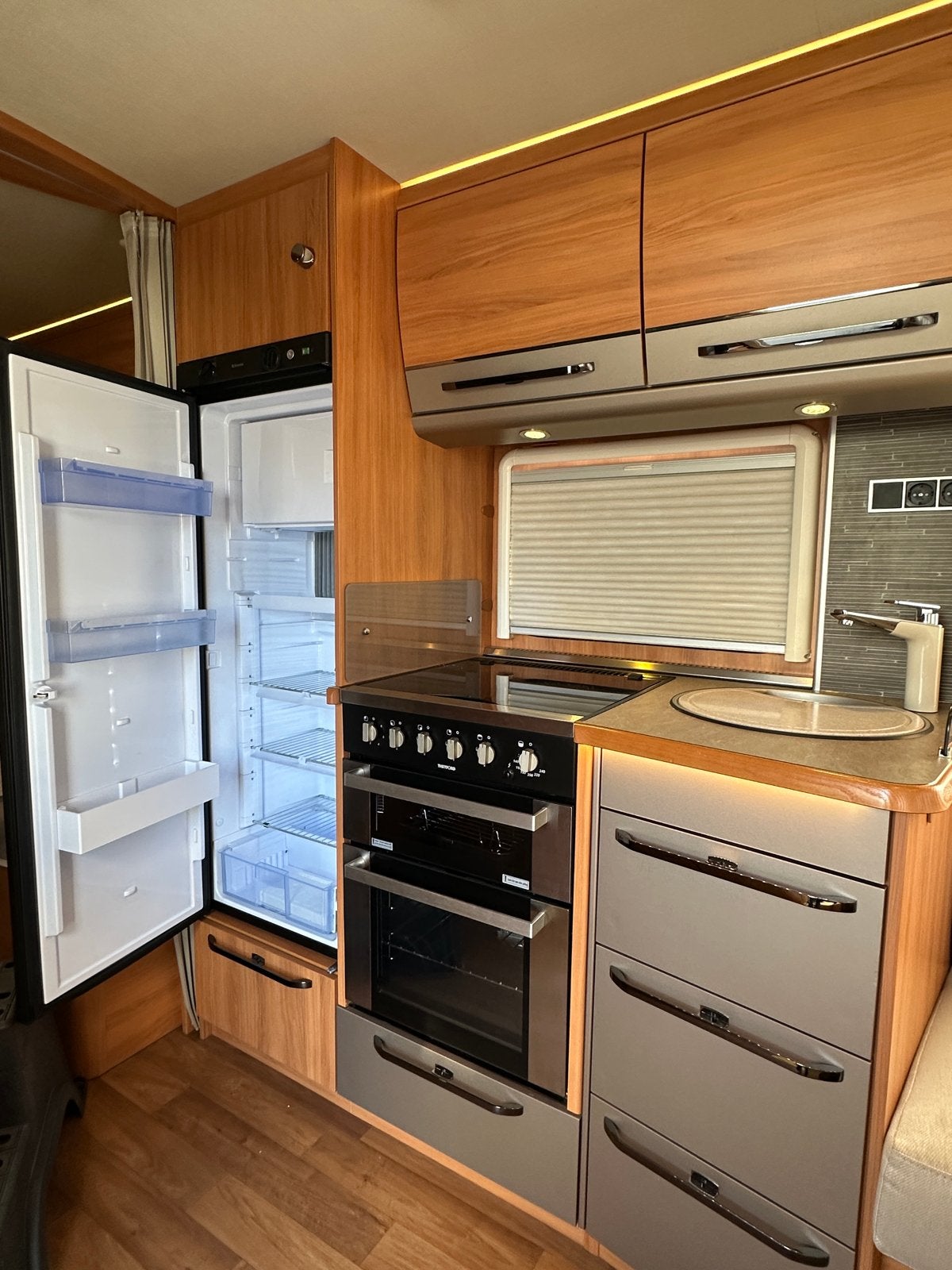 Foto 6 van Hymer Eriba Nova GL 580- Luxe caravan met enkele bedden