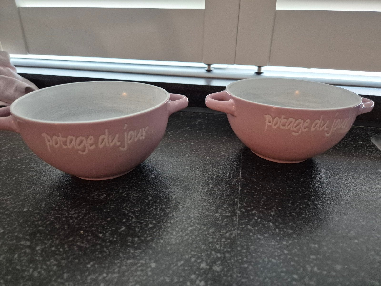 2 roze soepkommen 'Potage du Jour' met oren, Gebruikt, Ophalen of Verzenden, Kom(men), Overige stijlen
