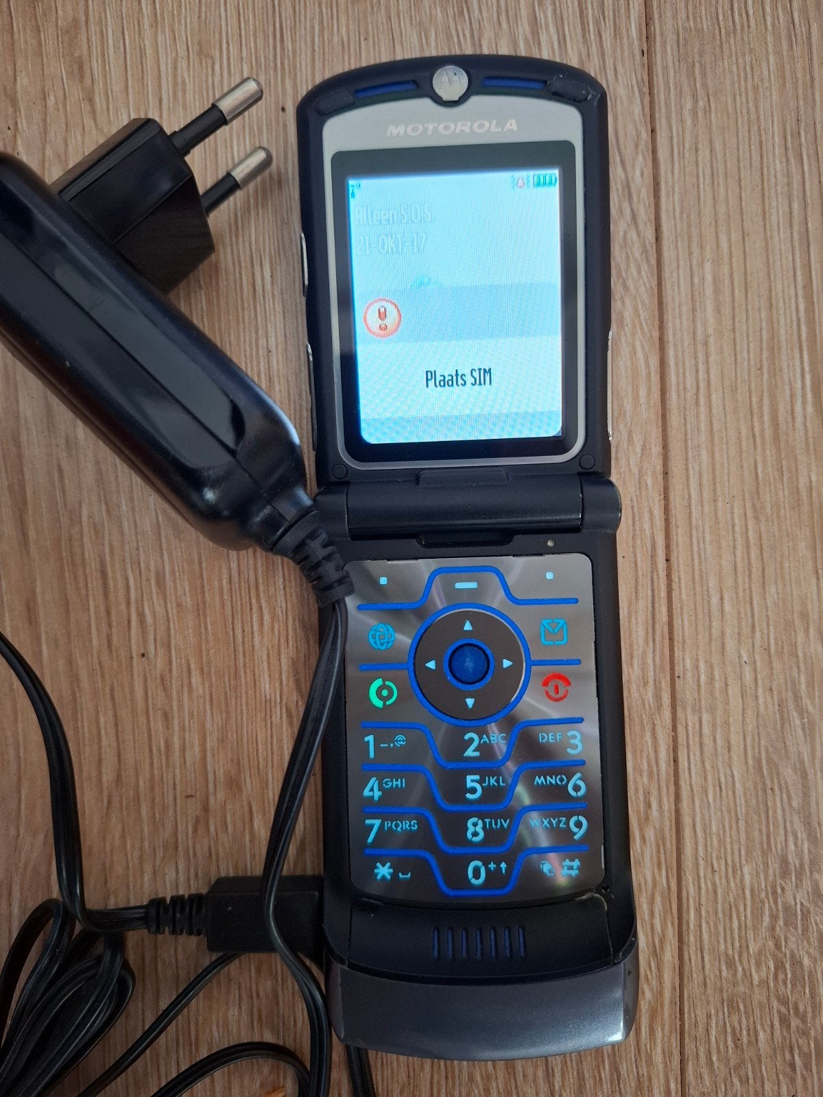 Nette Motorola klaptelefoon met oplader, Gebruikt, Fysiek toetsenbord, Inklapmodel, Ophalen of Verzenden