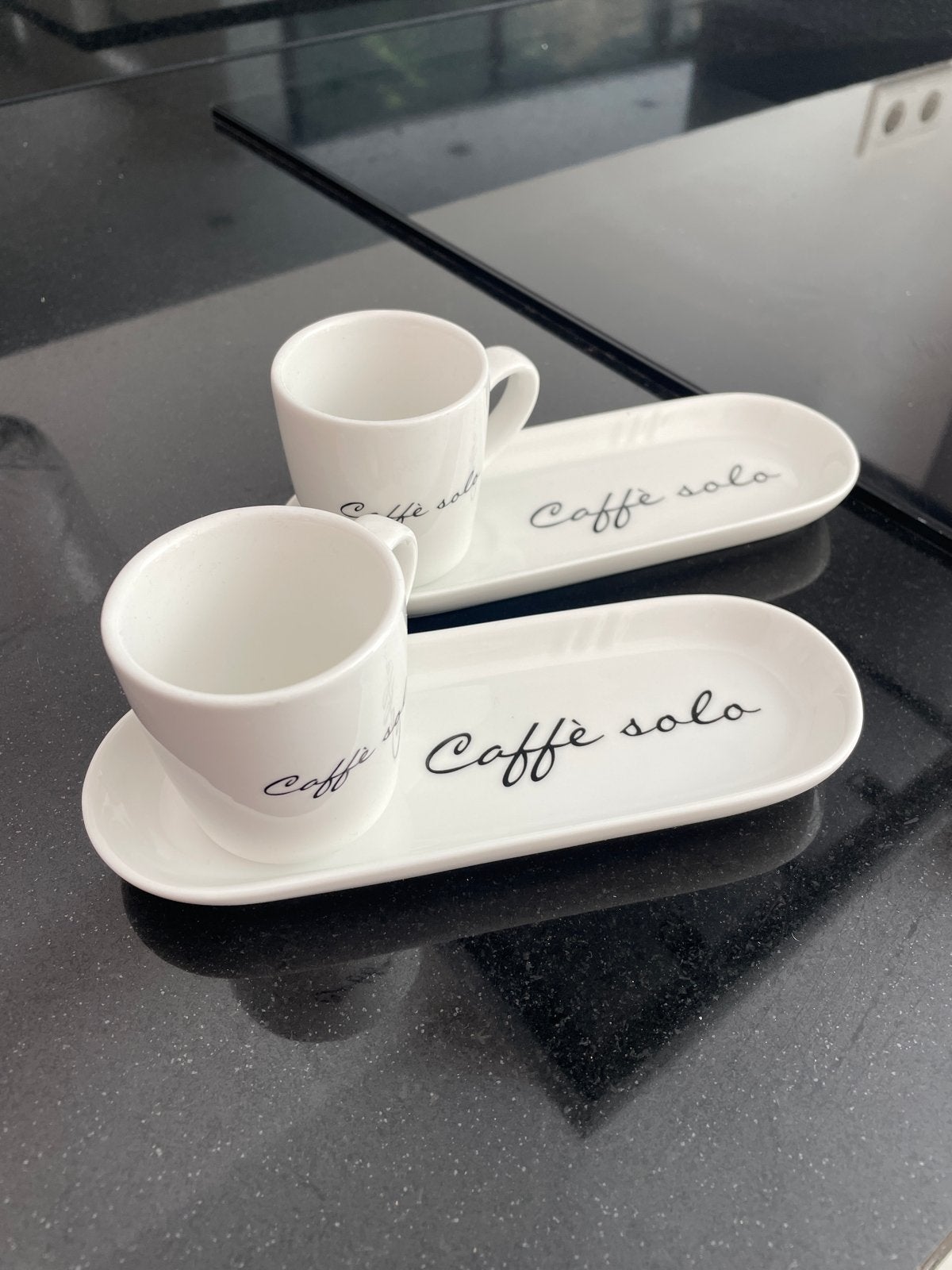 2x Koffiekopjes met schotel 'Caffè solo', Ophalen, Keramiek, Zo goed als nieuw, Effen