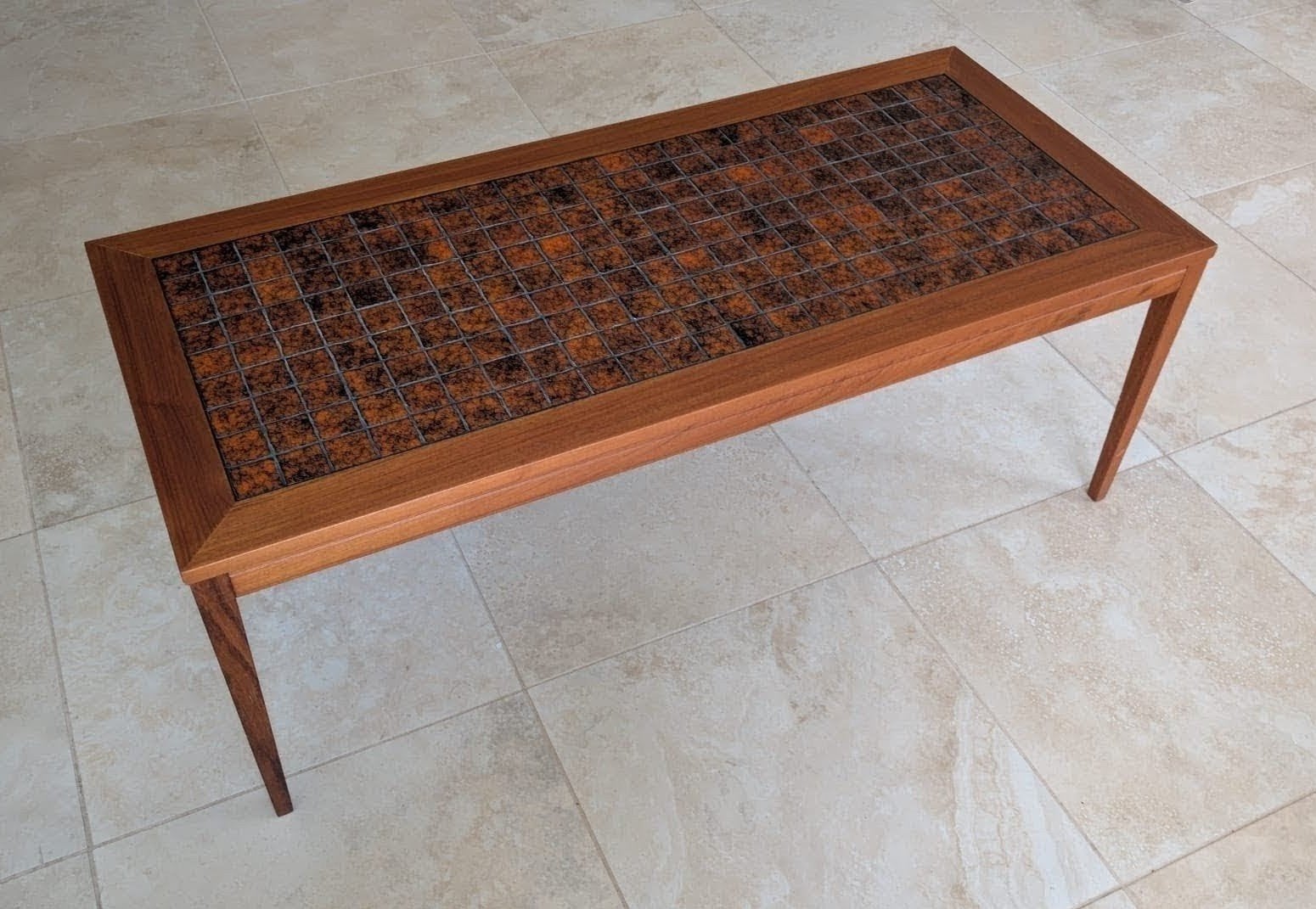Deense vintage salontafel met keramisch tegelblad – 142 cm, Huis en Inrichting, Tafels | Salontafels, Ophalen, 100 tot 150 cm