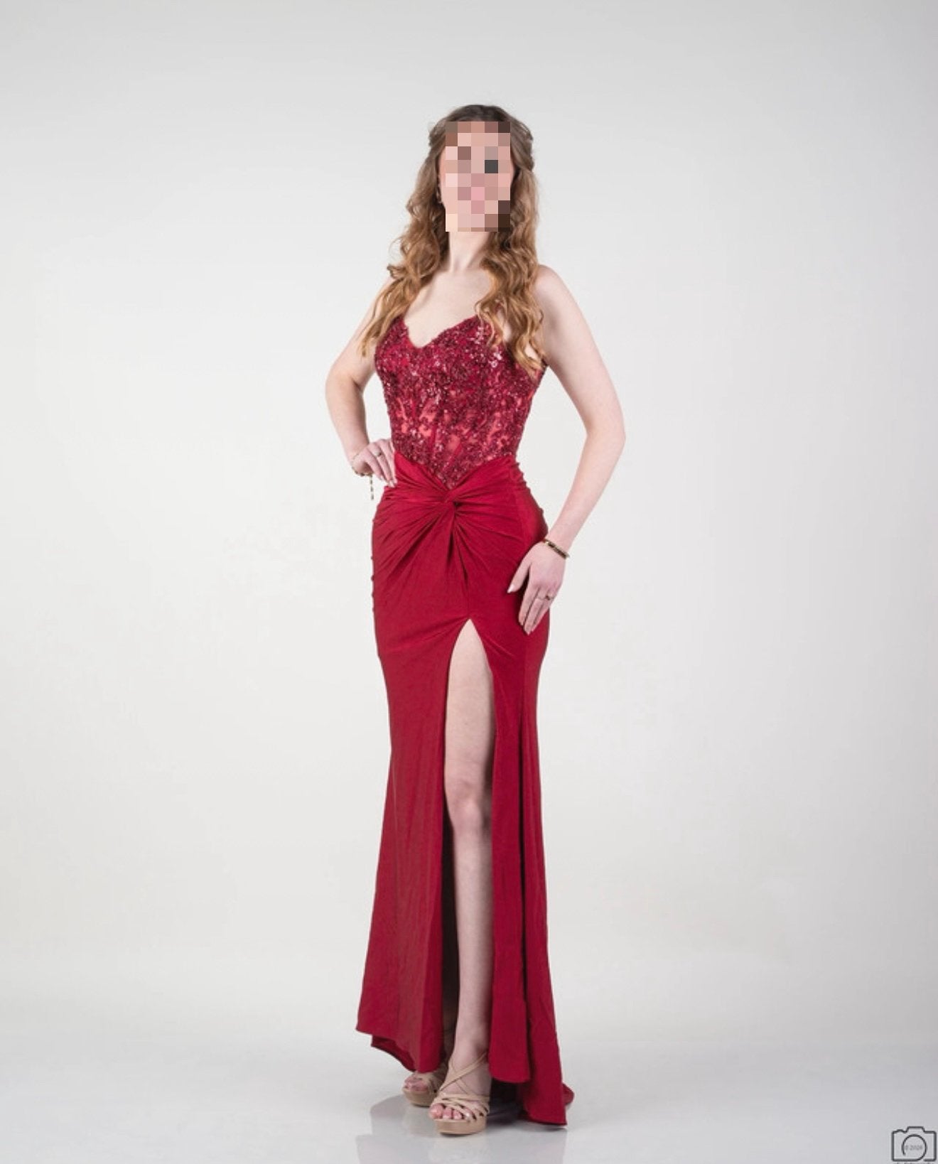 Elegante Rode Galajurk met Split en Pailletten, Kleding | Dames, Jurken, Zo goed als nieuw, Maat 38/40 (M), Rood, Onder de knie