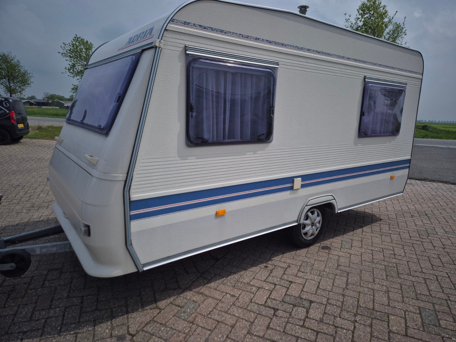Nette Adria Unica 390 DS Voortent,Luifel,Fietsendrager, Caravans en Kamperen, Caravans, Omvormbare zithoek, Bedrijf, Treinzit