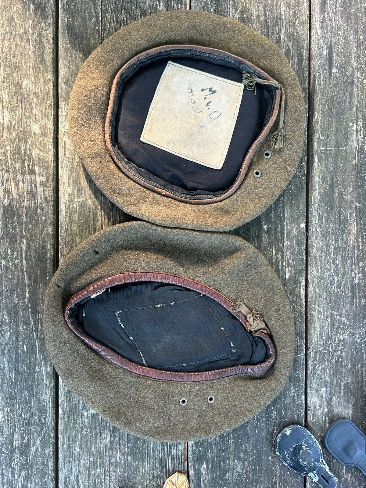 2 baretten Mvo bruinlederen zweetband onbekende maat, Ophalen of Verzenden, Landmacht, Nederland, Helm of Baret
