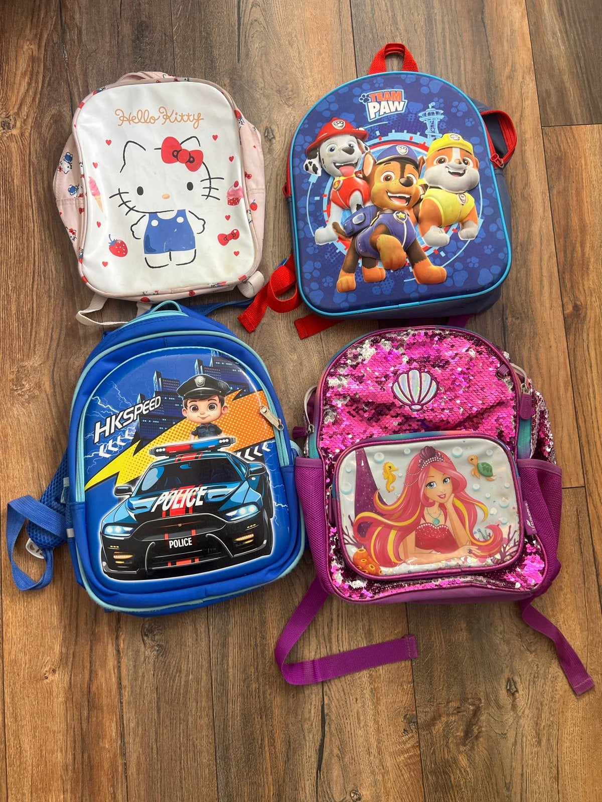 Set van 4 kinderrugzakken: Hello Kitty, Paw Patrol, Politie,, Gebruikt, Minder dan 30 cm, Disney of Dora, Ophalen of Verzenden