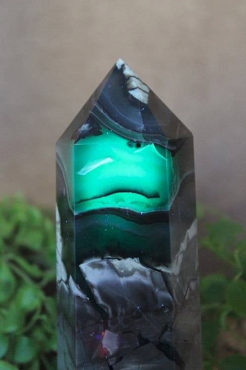 Vulcano agaat toren met groene UV-fluorescentie, Ophalen of Verzenden, Mineraal