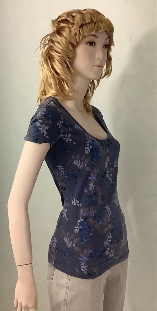 Donkerblauw T-shirt met bloemenprint, maat M, Maat 38/40 (M), Blauw, Ophalen of Verzenden, Korte mouw